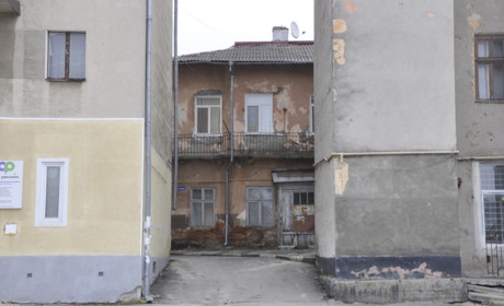 Як живуть у найгіршому будинку Калуша, який розвалюється на очах