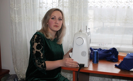 Все почалося з бабусиної книжки крою та шиття, а тепер Ірина шиє колекції для конкурсів краси