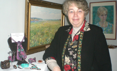 «Беру камень и смотрю, чего он хочет». Мастерица из Энергодара проводит в НК выставку украшений