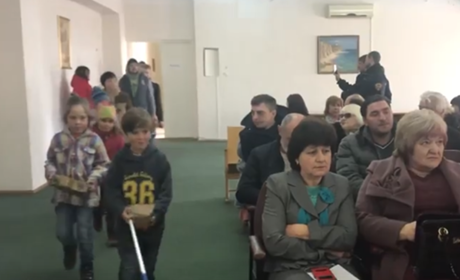 Жителі міста Теплодар принесли на засідання місцевої ради цеглу та каміння: що вони вимагають