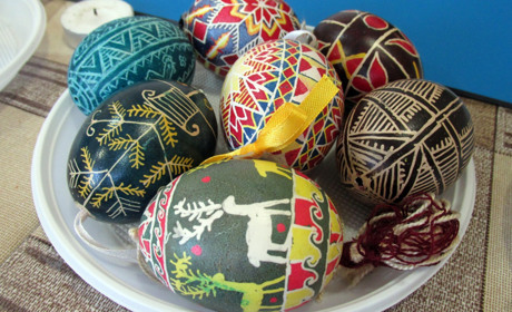 С маленькими детьми проще всего делать крапанку – мастер-класс для мелитопольцев