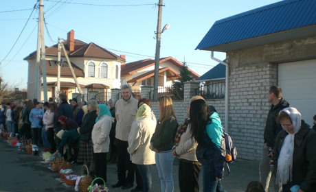 Як у Новій Каховці святили великодні паски і крашанки