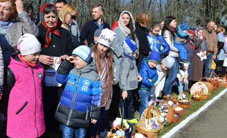 Як освячували великодні кошики найменші старокостянтинівці. Фоторепортаж