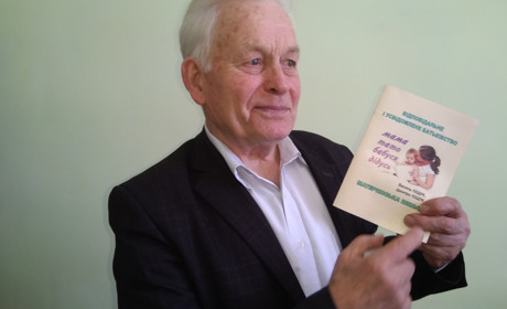 Василь Ліщук, який навчає немовлят читати, у 69 закінчив університет і двічі був у Верховній Раді