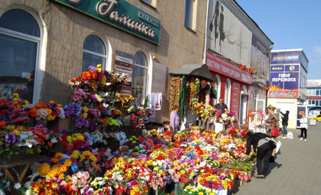 Штучні чи живі? Які квіти понесуть на кладовище старокостянтинівці?