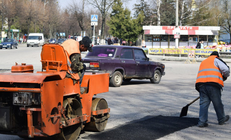 Новоградські комунальники почали латати ями на дорогах міста