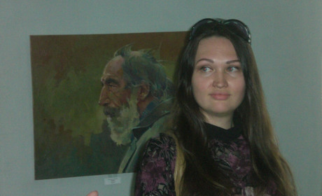 «Навіть сніг у неї різнокольоровий». У Нову Каховку привезли 41 картину художниці Анастасії Ярошевич