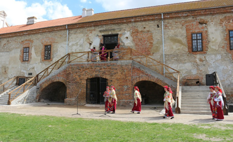 Що важливіше – старовинні розкопані підвали чи магазини, побудовані на них? 