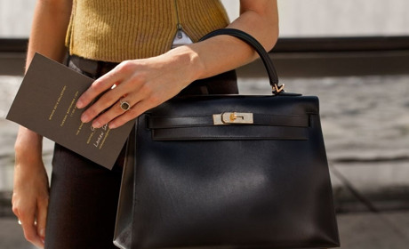 Старокостянтинівські жінки розповіли, що є у їхніх сумках