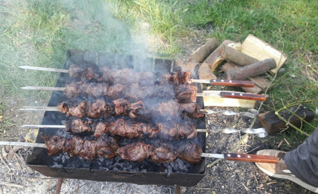 Аромат диму та соковите м`ясо — старокостянтинівці  розповіли, як приготувати смачний шашлик