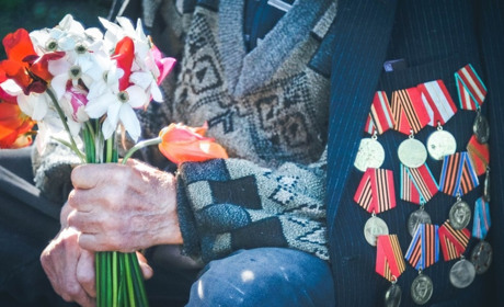 Весна, ветеранські очі, абсолютна віра у мир: фотозгадка про 9 травня