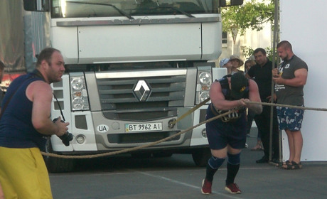 «Давай! Тягни! Ти зможеш!» У Новій Каховці пройшов чемпіонат України з силового екстриму 
