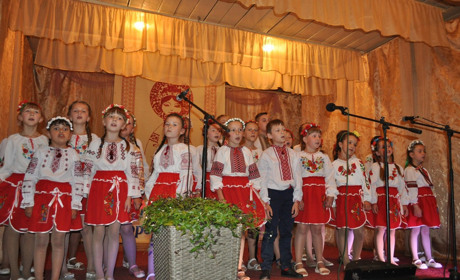 Школярі Калуського району у Вістовій влаштували для матерів велике мистецьке свято