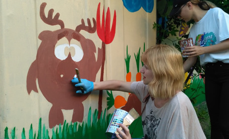 «Разрисовали чужие гаражи, чтобы нашим детям было веселее»: как мелитопольцы украсили свой двор