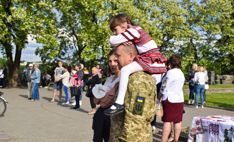 Новоград-волинці на фортеці святкували День вишиванки