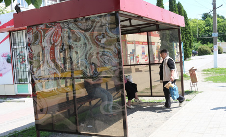 У Старокостянтинові встановили нові автобусні зупинки