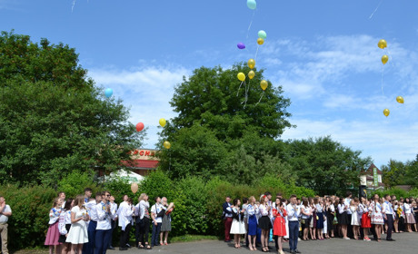 У школах пролунав останній дзвінок. Кульки на удачу та флешмоб  у святковому репортажі   