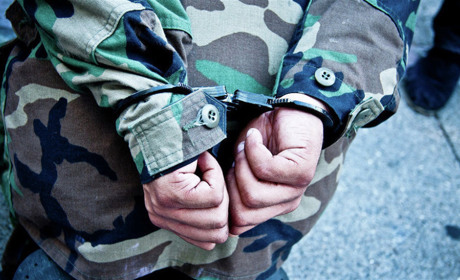 Суд відправив під варту двох офіцерів ЗСУ, які налагодили схему "відкатів"
