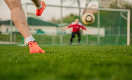 Третій матч чемпіонату з футболу приніс «Случу» нелегку перемогу