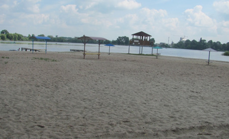 Чи можна купатися на міському пляжі?