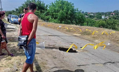 У Холодній Балці Біляївського району дитина з велосипедом провалилася під асфальт 