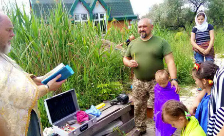 Житель прифронтового села запропонував бійцю 30 ОМБр стати хрещеним батьком його дітей
