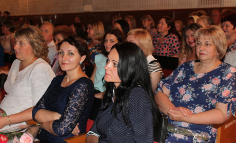 Святковий одяг замість білих халатів. Як старокостянівські медики свій професійний день відзначали