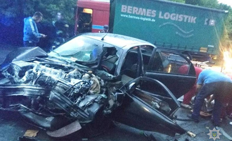 У п’ятницю на виїзді зі Старокостянтинова зіткнулися легковик та вантажівка. Є потерпілі