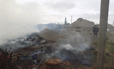 Третій день поспіль біляївські пожежники ліквідовують займання на заводі в селі Великий Дальник