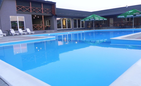 Тур вихідного дня: відкритий басейн, ресторан та готель. Хутір Hall запрошує  у затишне місце*