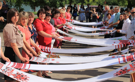 Випускники професійного  ліцею підготували флешмоб  і станцювали прощальний вальс