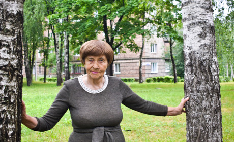 Алеї Клари: звягельчанка щодня безкоштовно прибирає свій мікрорайон 