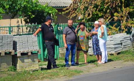 Інспекція продовжує розчищати прибудинкові території: деякий пісок сусіди взяли "на поруки" (відео)