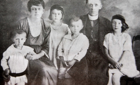 Калуська журналістка видала книгу про церкву у Петранці. У ній є цікавинки й про священиків Калущини