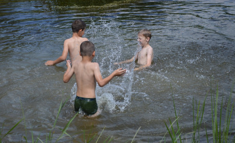 У річці Красній купатися не можна. Принаймні, поки спека не спаде