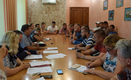 Листів і відписок більше не прийматимуть: через забруднення Случі активісти знов перекриють Київ-Чоп