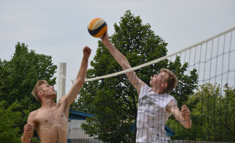 Фоторепортаж з пляжного волейболу. На майданчику в піску знайшли розбиту пляшку