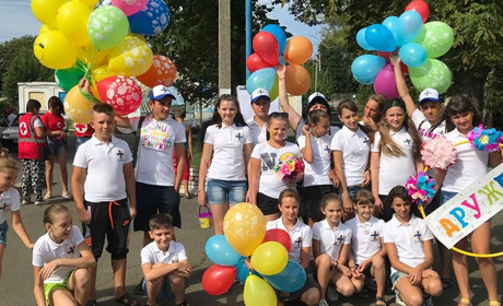 Волноваські діти обіймали перехожих у День дружби: яскраві кадри