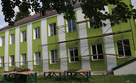 Шосту школу не впізнати —  її приміщення пофарбували у зелений колір