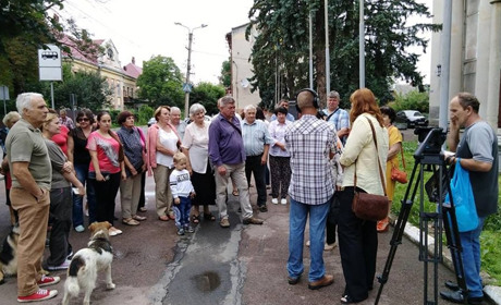У Калуші  люди вийшли на акцію протесту проти руху вантажівок по вулицях над проваллями