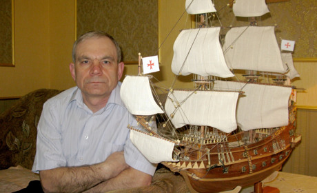 Анатолій Луньов робить точні копії військових вітрильників,  хоча  жодного разу не плавав на кораблі