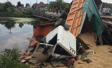Фура із зерном знесла огорожу мосту і перекинулася у воду