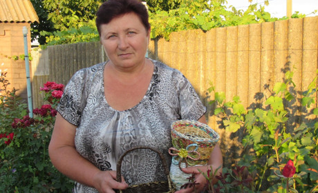 Арт-терапія в дії: як сватівська майстриня освоїла унікальну техніку плетіння із паперової лози