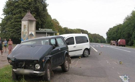 Біля Старокостянтинова "Нива" зіштовхнулася з "Renault Kangoo": постраждали мати з двома дітьми