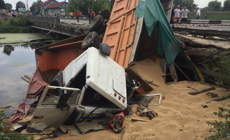 Падіння фури у Старокостянтинові: поліція з’ясовує обставини