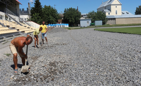 На стадіоні облаштовують європейські бігові доріжки. Вони будуть червоного кольору