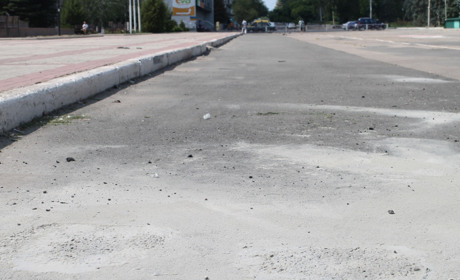 Цирк Smile шоу отремонтировал поврежденные им участки асфальта на площади