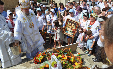 Храмове свято у Новиці: УПЦ КП — благословення владики, УГКЦ — гості вперше бачили розписаний храм 