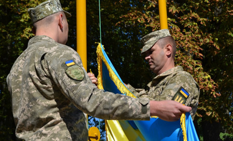 У Волновасі військові пронесли український стяг червоною доріжкою: відео