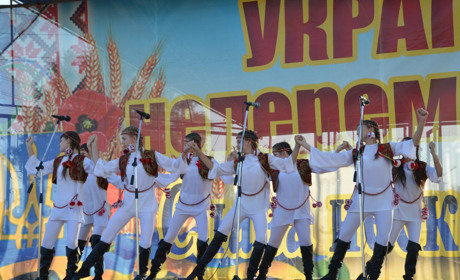 Як на День Незалежності у Сватовому розважались діти, а підлітки танцювали вальс (відео)